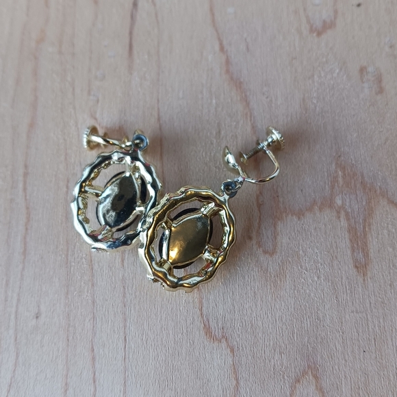 Vintage Gold Tone Faux Cameo Necklace And Screw Back Earring Set Costume Jewelry - Picture 10 of 12